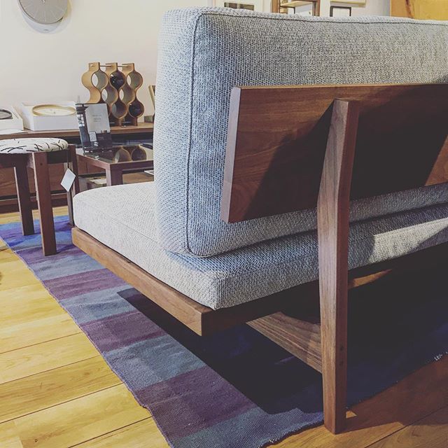 後ろ姿も美しいソファ。 MasterwalのPORO SOFA 木部は全て高品質無垢のウォールナット材使用。部屋の真ん中に置いて後ろ姿も見せ