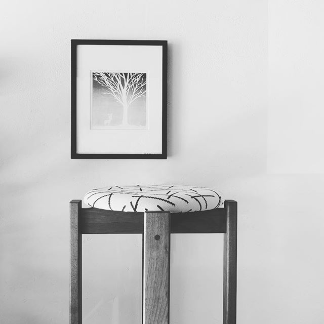 珪藻土の壁に版画。 トリコテのスティック柄ファブリックの椅子は軽くて持ち運び便利なスタッキングスツール プレオープン9/3-9/30期間中〜の営業は金、土、日、月11:00〜17:00となります。 アルタナカフェのハナレHANARE- ALTANAアルタナの丁度良い「しつらえ」-部屋を考える-お店。天然木テーブル・チェア・ソファ・キッチン・生活道具雑貨・本・グリーン・アート 富士市役所北 アルタナカフェ向かいopen！0545-51-8700