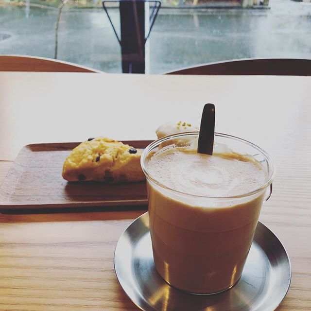 寒いく冷たい雨降りの日は、暖かいカフェラテで冷えた身体を温めながらゆっくりお過ごしください。スコーン本日は、7種のフレーバーご用意しています。