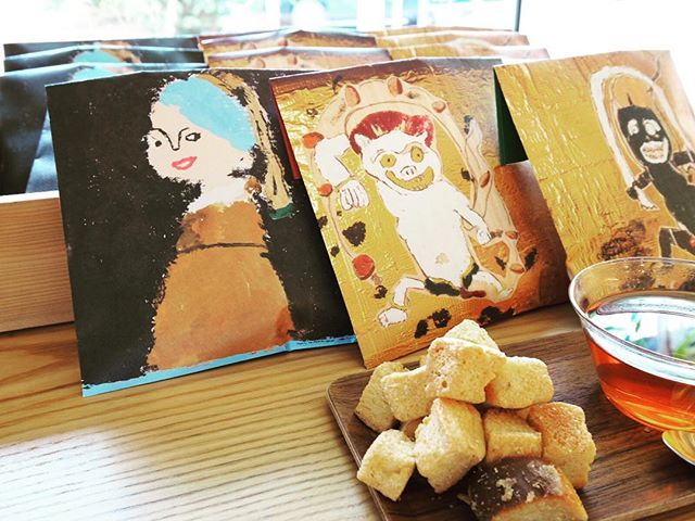 明日から「アーブル美術館」大贋作パーケージ「きび砂糖ラスク」の販売がはじまります！ 12/6〜東京馬喰町ギャラリーアムコさん開催「アーブル美術館脱大贋作展」個展ギャラリーショップ商品。 ラスクは、静岡市の天然酵母国産小麦のやさしいパンとおやつのnature（ナチュール)さん特製。やわらかくやさしいプレミアムラスクです。 おやつはもちろん、ちょっとした手土産にもどうぞ！ 左から フェルメール 真珠の耳飾りの少女の贋作パッケージ 俵屋宗達 (中)雷神の贋作パッケージ (右)風神の贋作パッケージ