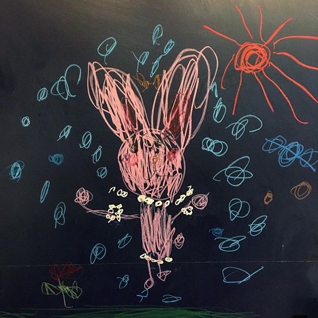 「或る日の作品」 先日アルタナカフェのキッズコーナーでお子様が描いてくれた作品です。 壁一面に自由に絵を描いていただけますので、お子様にもぜひ作品を描いてもらってくださいね(^^) 本日も10:00より営業しております。