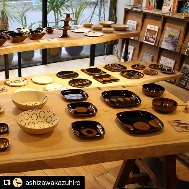 @ashizawakazuhiro 本日1/20(土)〜2/18(日)ハナレアルタナ企画展「MUKU-TEN×器のしつらえ」Table1.陶芦澤のスリップウェアon 一枚板MUKU-TENテーブルスタートです！器と無垢一枚板テーブル展示販売いたします。この機会にぜひご覧ください。