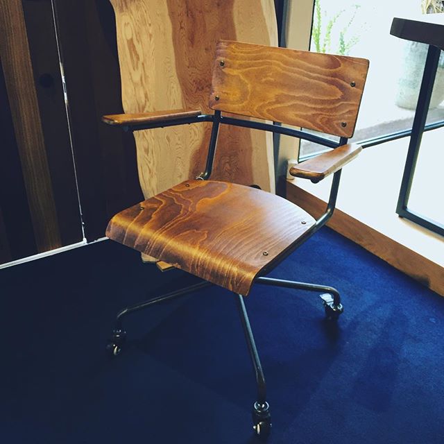 プライウッドの木目が美しい a.depecheのワーキングチェア。 座面と背板の緩やかなカーブが体にフィットして見た目以上に座りやすい椅子。書斎のデスクチェアとしてオススメです。 a.depeche socph working chair 36,000yen+ tax