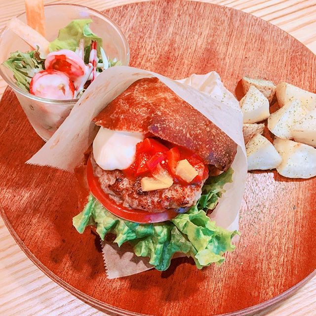 或る日のまかない「ハンバーガー」パティはランチで出している黒毛和牛とヨーグル豚のハンバーグ、バンズは米粉のフォカッチャ！ 本日は夜カフェ営業日 （17:00-21:00 L.O20:30） カフェは10:00よりオープン中です(^^)