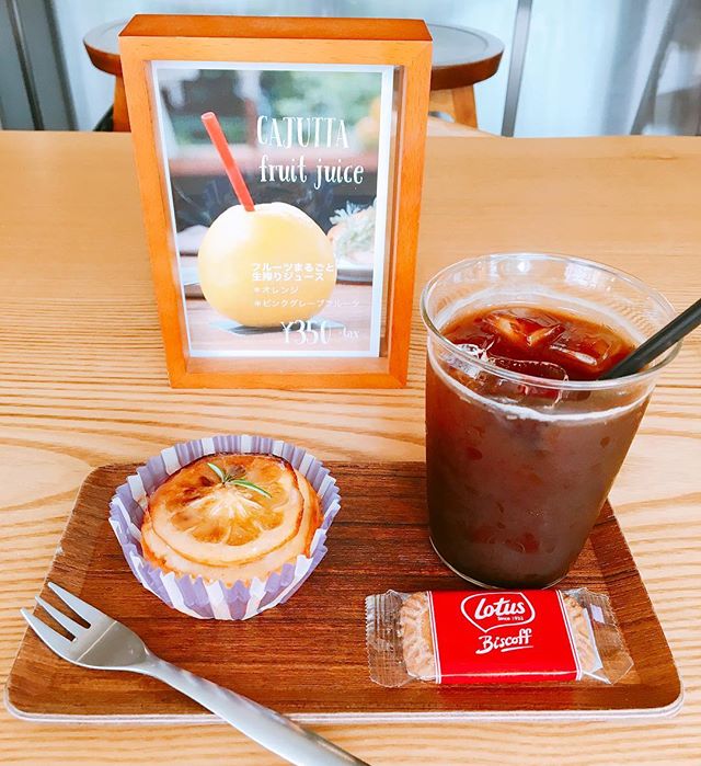 レモンパンケーキ?（数量限定200yen+tax） コーヒーや紅茶のお供に！ 少し肌寒い今日はホットでもいいですね(^^) 上に乗っているスライスレモンはきび糖に漬け込んだもの！ パンケーキと一緒にお召しあがりいただけます。 アルタナカフェは本日も10時から17時までのオープンです^ ^