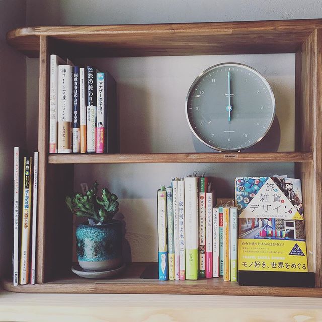 コンパクトな時計をハナレの或る棚に配置しました
こちらは壁掛けにも置き時計にも両使いできるタイプ。
グレーの文字盤に爽やかな水色の針がアクセントとなっています

雰囲気の合うグリーンもセット！

書棚に本以外のモノを置いてみても意外と良いものです。

あなたは棚に何をしつらえますか？

Lemnos 電波時計
MIZUIRO グレー  8,000yen+ tax