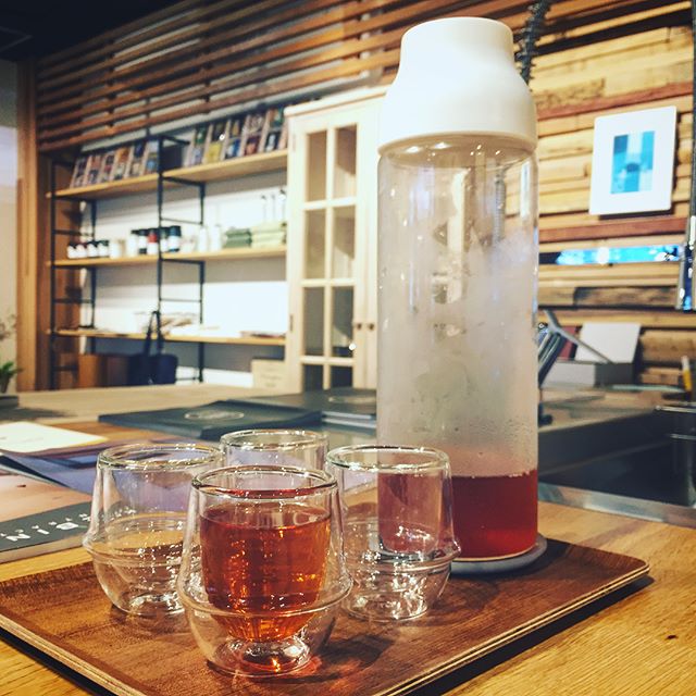 冷たいもの一服いかがですか？
ハナレアルタナでは、ご来店のお客様に冷たいドリンクをサービスさせていただきます。
ALTANA Caféでも提供しているKINTOの二重構造のガラス製エスプレッソカップで、teteriaのニルギリアイスティーをどうぞ！
こちらの紅茶もカフェでいただけるものと同じで、茶葉はエスプレッソカップとサーブしている360度どこからも注げるCAPSUELコールドブリューカラフェと共にハナレで販売しています。