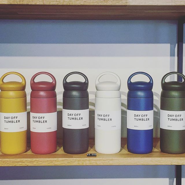 「新商品情報」
KINTO デイオフタンブラー500ml  3,000yen+ tax
真空二重構造によりドリンクの温度や風味を長くキープし、握りやすい丸みのあるハンドルによって持ち運びしやすく、散歩や遠出に携帯したくなるデザインです。
気分が明るくなる豊富なカラーラインナップからお選びください！