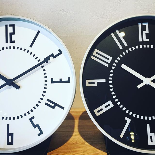札幌駅の東西両コンコースの駅時計のデザインをオリジナルに沿って壁掛時計として開発。駅時計にふさわしい、読み易く、美しい文字盤デザインを踏襲しています。究極のベーシックデザインが追求された時計です。 eki clock エキ クロック ホワイト/ブラック 直径250mm×奥行き40mm 12,000yen+ tax
