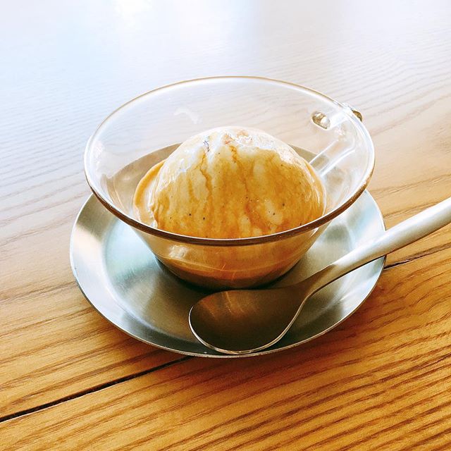 「アフォガード」 アイスクリームの上にエスプレッソをかけた苦味と甘さがクセになる一品！ 毎回ご注文されるお客様もいるんですよ(^^) アルタナカフェは本日も10時から17時までのオープンです。