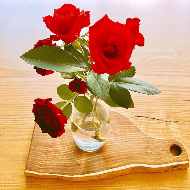 薔薇農家さん直送の薔薇、アルタナカフェにて1本100yen（+tax）にて販売しております。<br />
<br />
本日も10時から17時までのオープンです。