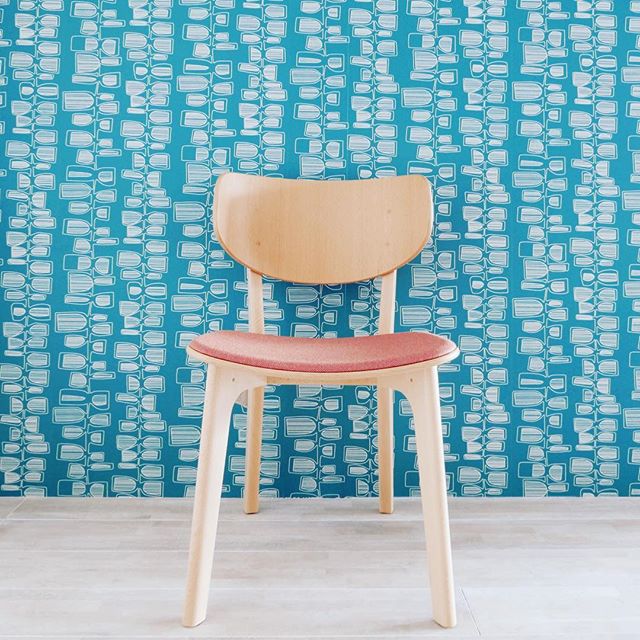 どこに触れても丸みのある優しいフォルム。大きな背板がカラダを包み込むマルニコレクションRoundishチェア<br />
展示中。