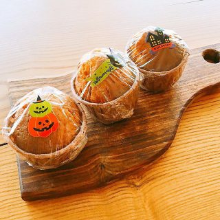 「パンプキンとクルミのマフィン」 優しい甘さのマフィン！ かぼちゃは栗（えびす）かぼちゃを使用しています。 アルタナカフェは本日も10時から17時までのオープンです。