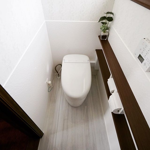 タンクレストイレにリフォーム トイレ専用床材や壁パネルを使用し 光触媒効果で汚れやニオイの発生を防いでくれるので お手入れも簡単です Altana アルタナ 或る棚