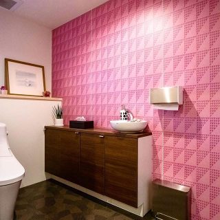 ビビットなピンクが目を引く明るい印象のトイレ。 . 「＋WONDER(プラスワンダー)」というメラミンパネルを使用しています。 お手入れがしやすく、デザイン性と機能性を兼ね備えたパネルです。 . 周りとの色合いを気にしない、自由なコーディネートが可能なトイレという空間だからこそできる、遊び心のあるカラーチョイス！ . トイレのリフォームの相談もお気軽に @altana_renovation 0545-51-8700へ！ . . . . ————————————— more photos→@altana_renovation ————————————— 富士市永田67-17 1F TEL0545-51-8700 の なら へ！ 「これまで」と「これから」を彩るリノベーション、として リノベカフェ と「部屋を考える店」インテリアショップ の2店を拠点に リフォーム・リノベーションのご相談から家具のコーディネートまで、 すべてを一か所で完結できるスムーズな流れのご提案をいたします。 . 大型店舗から水回りなどの設備交換、間取り変更や住まいの性能強化まで。