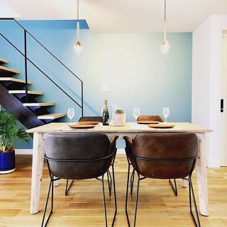 家具設置事例 Living D第一建設の新しいモデルハウス樹BACOにa.depecheのダイニングチェアとオリジナルダイニングテーブルを展示中！ ブルーの壁が爽や