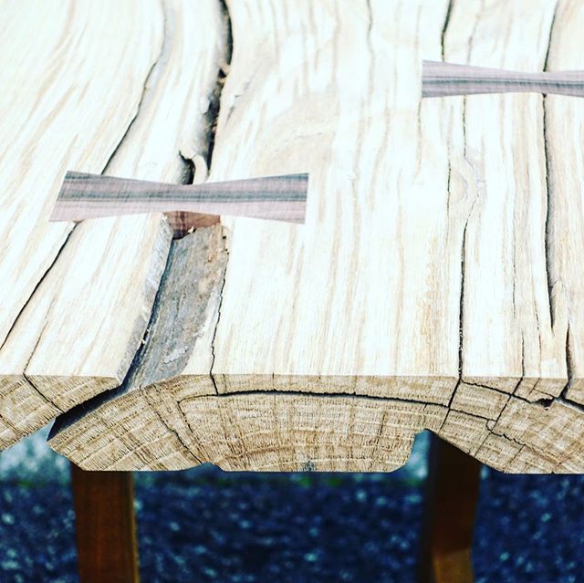 木そのものの無骨さが残る こちらの「ナラ」一枚板、オフィスのテーブルとして納品予定です。 . 既製品のテーブルとはまた違った味のある木肌に、思わず触れたくなってしまいます。 . ☜その他無垢板情報はこちらをcheck!