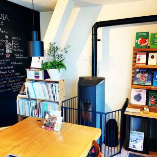 ALTANA/アルタナカフェ️ 富士市永田67-14 第一建設内のお洒落なカフェ 寒い季節はペレットストーブで暖まりながらコーヒーと読書を愉しむ️ #アルタ