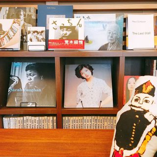 アルタナカフェでは本の他にレコードも置いてあります！