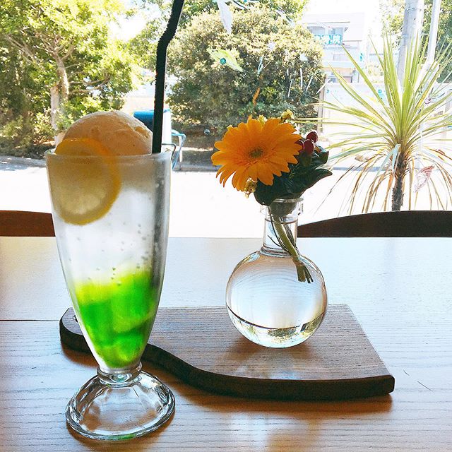 月の見える朝のクリームソーダ シチズンが展開するカジュアルウオッチ『Q&Q SmileSolar』～「空