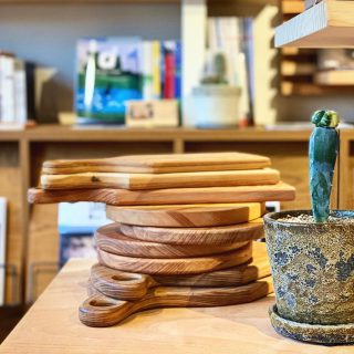 カッティングボードの山 ︎ 富士市の木工作家、アトリエhiroさんのカッティングボードは、樹種も形も様々。片面ずつ異なる木材を使っているものも。まな板としてだけでなく、チーズやフルーツ、パンなどをカットしてそのままお皿のように食卓に出すと素敵です︎ ︎ アトリエhiro カッティングボード各種 2,500円〜4,000円+税 ︎ 本日6/30(日)も、11:00〜17:00オープンいたします。