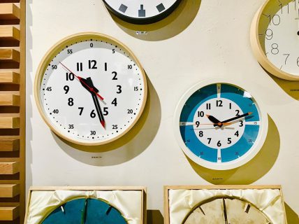 ハナレ壁面時計コーナーに… 新しく仲間入り！ . ◆タカタレムノス fun pun clock (左)¥8,000+TAX (右)¥5,000+TAX . 「ふんぷんくろっく」という カワイイ名前のこちらの時計。 ちいさいお子さんも見やすいデザインです︎ . . インテリアショップHANARE ALTANA 明日6/17(月)も11:00~17:00OPENです！