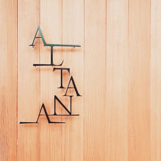 ALTANA（アルタナ）の名前の由来は ・ 「或る棚」 ・ 杓子定規の特定の棚ではなく、家の中に誰しもが持つ「或るひとつの棚」を指し ・ 同時に様々な可能性を持つオルタナティブな第２のリビング空間であることも意味します。 ・ アルタナカフェを中心にしたこのスペースではカタチを変えながら様々なケーススタディーでライフスタイルの提案を展開しています。 ・ ・ 北裏通り 目印は の ・ ↓ @altanacafe ・ ↓ @hanare_altana ・ ・ ↓ @altana_renovation ・ ・ ↓カフェ姉妹店 @home_cafe_xoxo @cafe_ldk ・