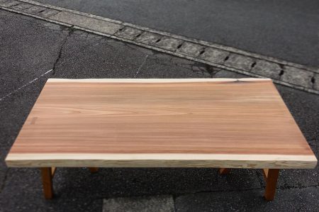 【MUKU-TEN一枚板新入荷】 お待たせしました！ 一枚板 の新入荷です！ ︎ 写真は、真っ直ぐな木目と赤味がかった色合いの綺麗な杉一枚板。 サイズはW1,800×D760〜810mmとゆったりめの4人掛けダイニングテーブルにオススメの一枚です。 低い脚を合わせて座卓にしても素敵です！ ︎ この他、多彩な樹種の一枚板が新たに入荷しています。ご要望に合わせてご案内、ご覧いただけますので、お気軽にお声掛けください！ 明日からの3連休のご来店お待ちしております！