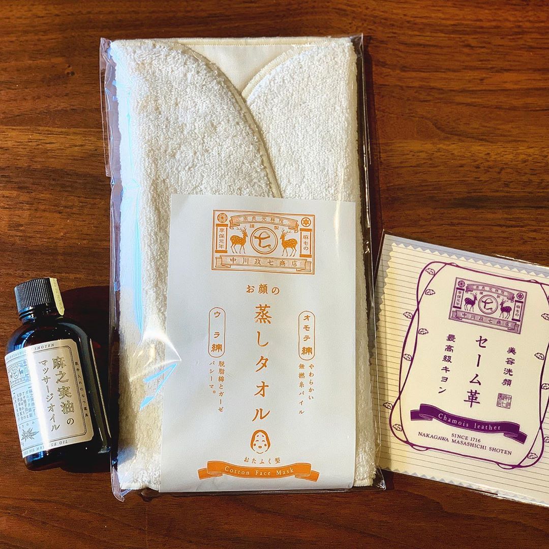 お顔さっぱり美容グッズ 夏の猛暑でお疲れ気味のお肌を労わる 美容グッズ入荷しました 併用すれば 毛穴ケアでさっぱりです 中川政七商店 麻之実油のマッサージオイル 3 000円 税 お顔の蒸しタオル 1 0円 税 美容洗顔セーム革 900円 税 8 24 土 本日17時