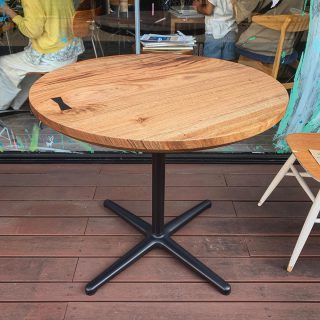 ︎ NEW︎【MUKU-TEN新商品】 一枚板丸テーブル始めました！ 写真は、杢目のマーブル模様が美しい希少樹種のニューギニアウォールナット一枚板。スチール一本脚セットでの販売です。直径815mmの大きさは、ダイニングテーブルとしてなら2名、カフェテーブルとしてなら4名掛けとしておすすめです。 MUKU-TEN ニューギニアウォールナット 一枚板丸テーブル(スチール一本脚付き) 直径815×H715mm 定価160,000円+税 ︎ 新商品特価128,000円+税 只今、お向かいの @altana_cafe ALTANA Café前に展示中です。気になる方は当店までお気軽にお声かけください。 ︎
