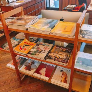 雑誌コーナーあります！ アルタナカフェは様々なジャンルの本や雑誌を置いていますがレコードプレーヤー前のソファー席の横に雑誌コーナーがあります。雑誌のバックナンバーが置いてある棚もあるので気になる方はお手にとって是非ご覧になってください。 昨日発売した新スイーツメニュー 「シャインマスカットのジュエリーパルフェ」ですが昨日はお陰様でご用意分が完売しました^_^ 数に限りがありますので本日も無くなり次第終了とさせていただきます。