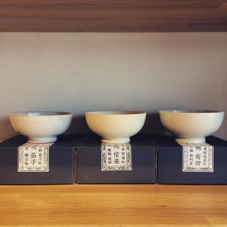 ︎ そろそろ新米の季節ですね！ ・ 中川政七商店の"THE 飯茶碗"は、同じ形状で日本の陶磁器5大産地で作られています。 当店ではそのうち"益子" "信楽" "有田"のものをご用意しております。 手に添い、持ちやすい形状を追求した飯茶碗です。 ・ 白米、炊き込みご飯、卵かけご飯… 食事の時間が待ち遠しいですね ・ 【中川政七商店】 THE 飯茶碗 各¥2.300+税 ・ 本日9/30(月)11:00〜17:00まで営業しております。 ・