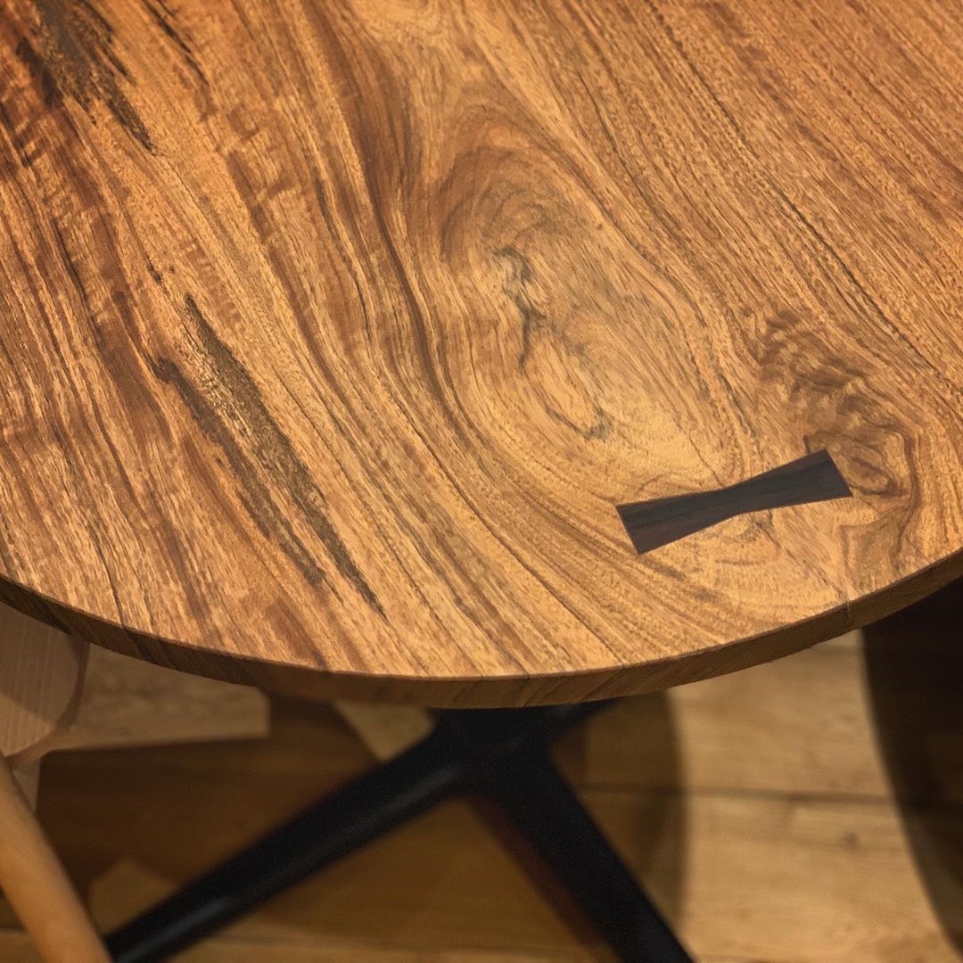 ︎ 一枚板のラウンドテーブル ニューギニアウォールナットの丸テーブルです。 美しい杢目と無垢材ならではの自然の風合いが愉しめます。  直径815mmサイズの天板は、2人掛けダイニングテーブルや4人掛けカフェテーブルとしても使えそう！ 一枚板で作られた丸テーブルは ...