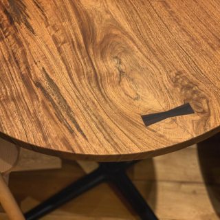 ︎ 一枚板のラウンドテーブル ニューギニアウォールナットの丸テーブルです。 美しい杢目と無垢材ならではの自然の風合いが愉しめます。 直径815mmサイズの天板は、2人掛けダイニングテーブルや4人掛けカフェテーブルとしても使えそう！ 一枚板で作られた丸テーブルは珍しく、希少価値の高い逸品です。 ︎ 10/19(土)本日17時まで営業中！
