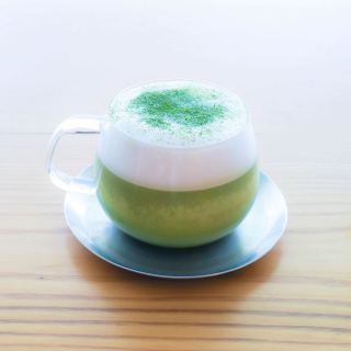 「有機抹茶のカプチーノ」明日2/8sat.から登場！ 日本三大玉露産地の一つ、静岡朝比奈産「有機抹茶」を使用した抹茶カプチーノ。 カップに口を付ける瞬間に香り立つ、なんともかぐわしいお茶の芳香！ 上質な苦味と柔らかな泡ミルクとのハーモニーをお楽しみいただけます。 甘味が欲しい場合は、お好みでシュガーをプラスしてください。 抹茶好きにはもちろん、「今日はちょっと落ち着いて、読書のお供に。」と長居を決め込むつもりのあなたにオススメです。 ほっと、一息くつろげる味わいです。