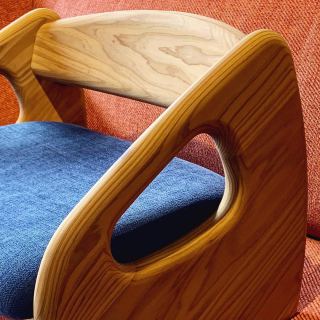 ︎ フロアライフの提案 飛騨産業の新商品「杉座」。 ・ 日本人のDNAに染みついた床に座るというふるまい。 靴を脱ぎ、床に接してきた生活になじむ、フロアライフを提案する家具です。 近年の間取りで増えているリビング横の畳スペースでも気軽に移動して使用できるアイテムです。 コンパクトでPOPなデザインの座椅子なので、和洋折衷なじみ易く、小さなお子さまからご年配の方まで幅広くご使用いただけ、おすすめです 3/7(土)本日もハナレ店舗11:00〜17:00オープンいたします。 長泉町スルガ平のギャラリーでのMUKU ten.一枚板出張販売イベントも開催中！ この週末2日間、店舗の方もオープンしておりますので、よろしくお願いいたします。 @hidasangyo.official