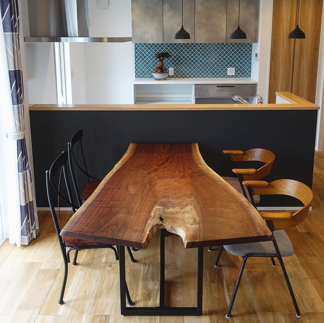 Muku Ten 納品事例 ブラックウォールナット一枚板ダイニングテーブルを納品しました ご家族お気に入りの枝分かれ部分の表情が愉しめる個性的な一枚 ブラックウォールナット特有の上品な紫色がかったブラウン色と美しい杢目が印象的な主役級テーブルです 周りの