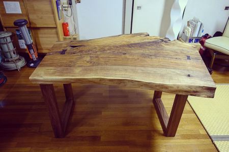 ︎ 【MUKU ten.納品事例】 イングリッシュウォールナット一枚板ダイニングテーブルを納品しました。 とっても個性的な杢目と形のこの一枚。以前使われていたテーブルの高さを参考に、同じ使い心地となるよう、高さ調整したブラックウォールナット材の木製脚を合わせました。 イングリッシュウォールナットは、ヨーロッパ全域から中東や中国にかけての西アジアに生息するクルミ科の落葉広葉樹です。 アメリカから輸入されるブラックウォールナットの心材が褐色なのに対してイングリッシュウォールナットは灰褐色で辺材も淡い色合いです。 独特の複雑なグラデーションの色味と形が唯一無二の素敵なテーブルとなりました！ この一枚に一目惚れされたご夫婦に喜んでいただけ、よかったです️ ・ 4/4(土)本日17時までオープンしております。
