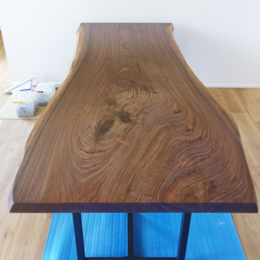 Muku Ten 納品事例 ブラックウォールナット一枚板ダイニングテーブルを納品しました 上品さとクールさを併せ持つブラックウォールナット 人気の樹種です 明るい色味のオーク床材と相性も良く テーブルが引き立ちます クリア塗装後にはっきりと現れる杢目の美