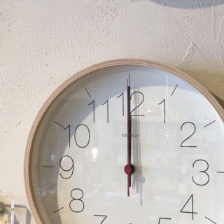 ︎ 毎日なにげなく、何度も目にするものだから、 空間を豊かにする存在であってほしい。. . そんな思いのもと作られたLemnosの時計。. . 電波時計、秒針の音がしないスイープセコンドなど種類によって機能があります。. . 【Lemnos】. . . 5/16(土)本日11:00〜17:00までオープンいたしております。. . 只今、入店可能です！ #インテリアショップ #スイープセコンド #インテリアショップ