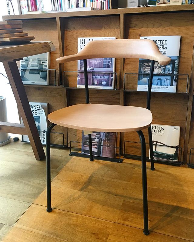 シンプルモダンでありながら あたたかみのある雰囲気 4脚までスタッキングできます こちらは板座ですが 生地を張った張座もあります マルニ木工 Hiroshimaアームチェア スタッキング板座 60 000 税 脚 ステンレススチール ブラック仕上げ