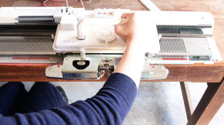 【アルタナコラム；HANARE ALTANA】家庭用手編み機でストール作り体験